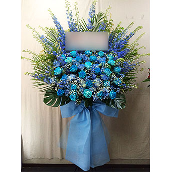 青バラ2種とデルフィニウムのスタンド花