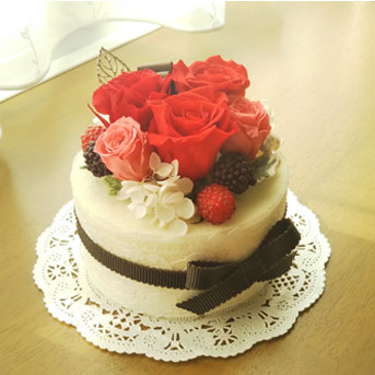 赤バラのデコレーションケーキの プリザーブドフラワー クリアケース入り 東京へ贈るスタンド花ならフラワーショップリラ