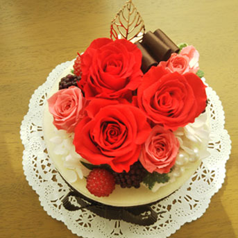 赤バラのデコレーションケーキの プリザーブドフラワー クリアケース入り 東京へ贈るスタンド花ならフラワーショップリラ