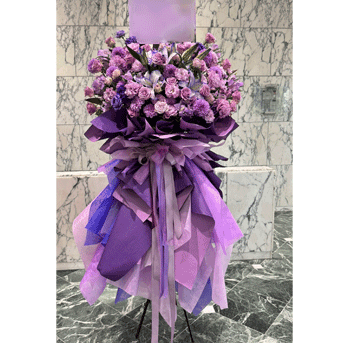 ドレス風にまとった紫系のスタンド花