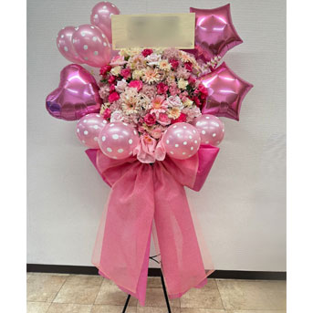 ピンク系のバルーンと造花を使ったスタンド花です。