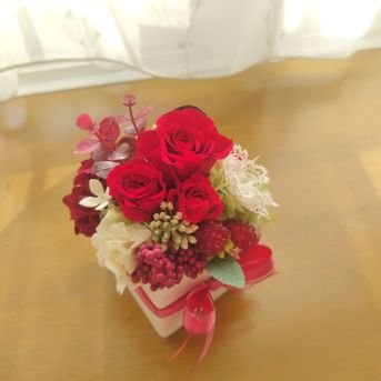 レースのお花入りプリザーブドフラワー赤(クリアケース入り)