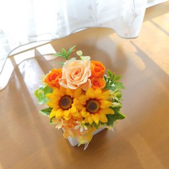 ミニひまわりが可愛いプリザーブドフラワー