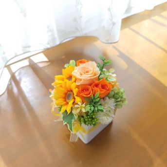 ミニひまわりが可愛いプリザーブドフラワー