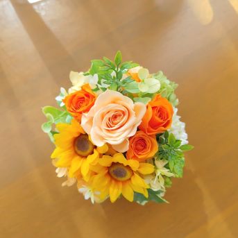 ミニひまわりが可愛いプリザーブドフラワー