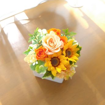 ミニひまわりが可愛いプリザーブドフラワー