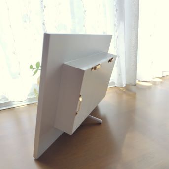 レインボーローズとブルー系のバラを黒い額にアレンジしたプリザーブドフラワー(背面)