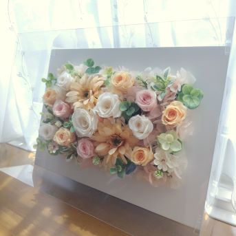 ペールオレンジの額入りプリザーブドフラワー(右斜め)