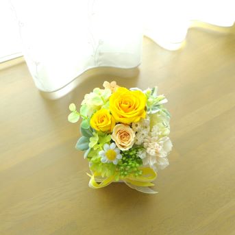 華やかな黄色系のプリザーブドフラワー