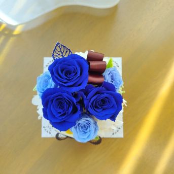 青いバラを使ったデコレーションケーキ風のプリザーブドフラワー