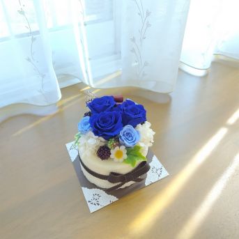 青いバラを使ったデコレーションケーキ風のプリザーブドフラワー
