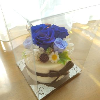 青いバラを使ったデコレーションケーキ風のプリザーブドフラワー