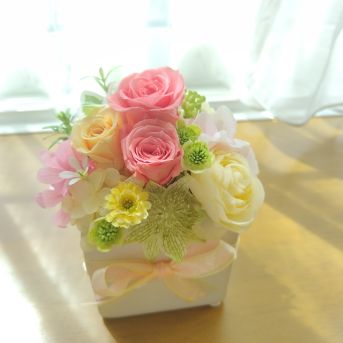優しいクリーム色とピンクのプリザーブドフラワー