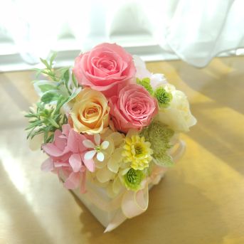優しいクリーム色とピンクのプリザーブドフラワー
