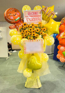ジンジャークッキーマンのバルーンがかわいいバルーンスタンド花