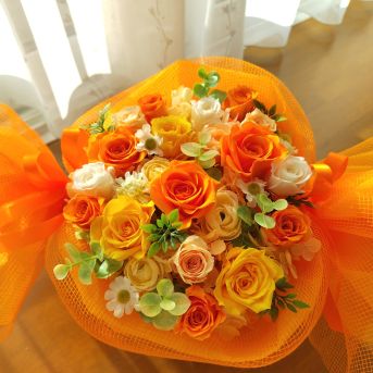 オレンジ系の花をキャンディーのようにラッピングしたプリザーブドフラワー