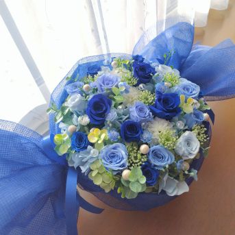 ブルー系のお花をキャンディーのようにラッピングしたプリザーブドフラワーのアレンジメント