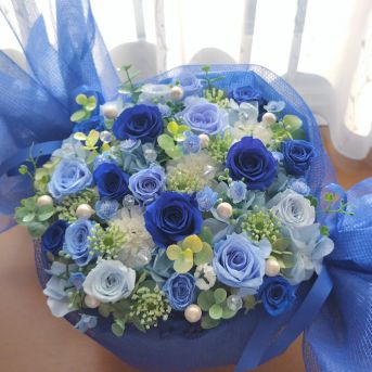 ブルー系のお花をキャンディーのようにラッピングしたプリザーブドフラワーのアレンジメント