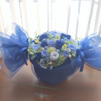 ブルー系のお花をキャンディーのようにラッピングしたプリザーブドフラワーのアレンジメント