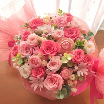 ピンク系のお花をキャンディーのようにラッピングしたプリザーブドフラワーのアレンジメント
