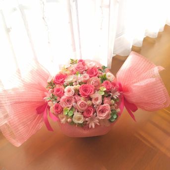 ピンク系のお花をキャンディーのようにラッピングしたプリザーブドフラワーのアレンジメント