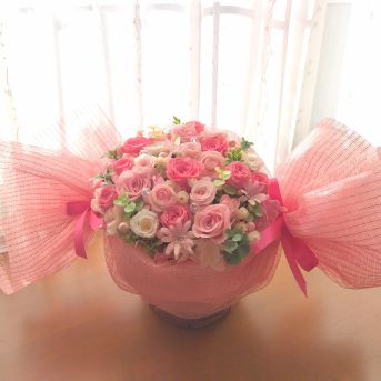 ピンク系のお花をキャンディーのようにラッピングしたプリザーブドフラワーのアレンジメント