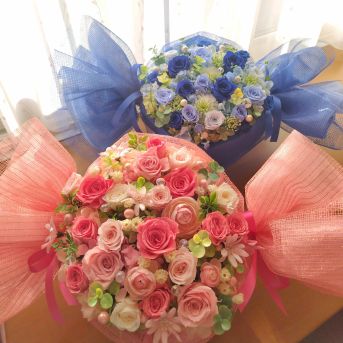 ピンク系のお花をキャンディーのようにラッピングしたプリザーブドフラワーのアレンジメント