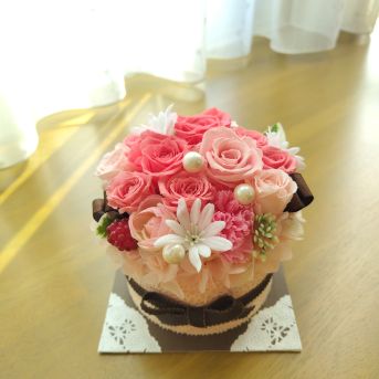 ピンク系のお花のデコレーションケーキ型プリザーブドフラワー