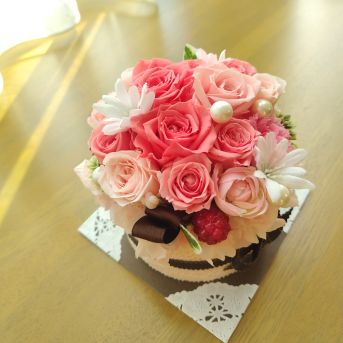 ピンク系のお花のデコレーションケーキ型プリザーブドフラワー