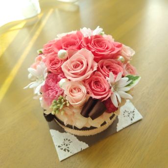 ピンク系のお花のデコレーションケーキ型プリザーブドフラワー