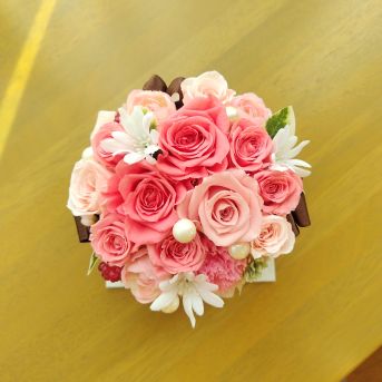 ピンク系のお花のデコレーションケーキ型プリザーブドフラワー