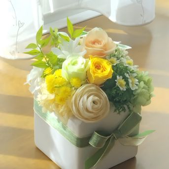 優しいオレンジと黄色のプリザーブドフラワー(クリアケース入り)