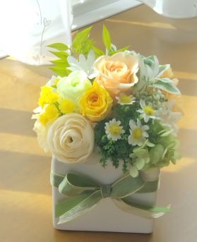優しいオレンジと黄色のプリザーブドフラワー(クリアケース入り)