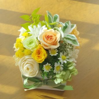 優しいオレンジと黄色のプリザーブドフラワー(クリアケース入り)