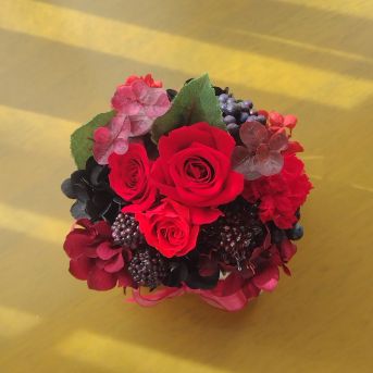 赤と黒のプリザーブドフラワー(クリアケース入り)