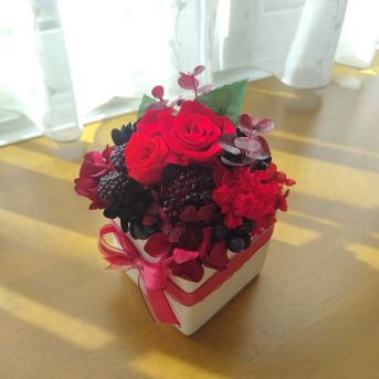 赤と黒のプリザーブドフラワー(クリアケース入り)