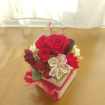 レースのお花入りプリザーブドフラワー赤(クリアケース入り)