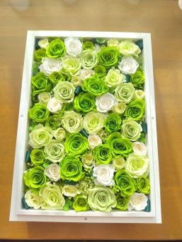 Boxフレームにグリーンの濃淡のバラをアレンジしたプリザーブドフラワー/縦置き