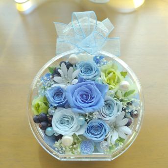 香水びんの形のフラワーボトル(水色系)　平置き