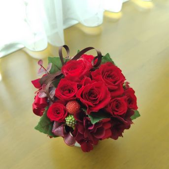 バラいっぱい深紅のプリザーブドフラワー/左斜め