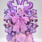 メルトアスリープ様へ配達した紫系の花材とバルーンで飾るDAIYA様生誕祭の連結スタンド花